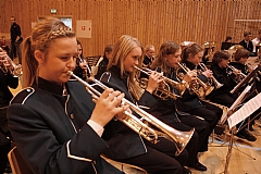 IMPONERTE: Både aspiranter, juniorer og hovedkorps bidro under konserten. Mathilde Dolsvåg (17) på trompet ytterst til venstre. 